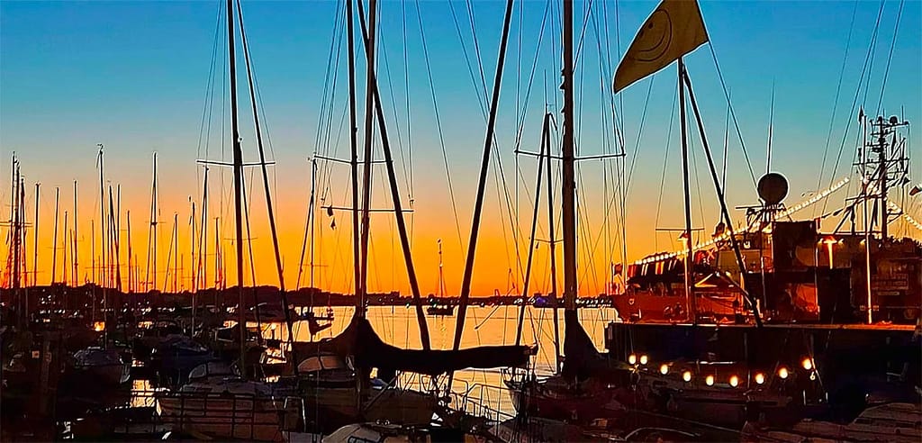 Blick vom Fachgeschäft für Grosse Grössen im Modehaus "gross-art-ich" in den Sonnenuntergang im Stadthafen Rostock an den Hafenterrassen