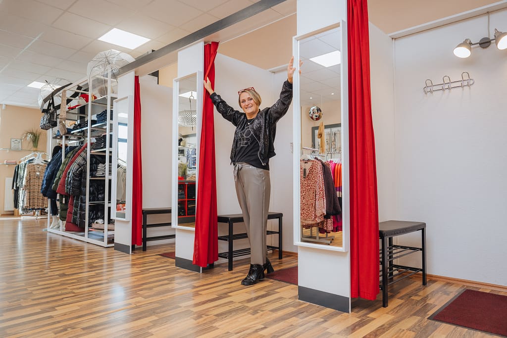 Inhaberin Anke Bahr zeigt im Modehaus "gross-art-ich" die großzügig geschnittenen Umkleidekabinen im Fachgeschäft für Grosse Grössen.