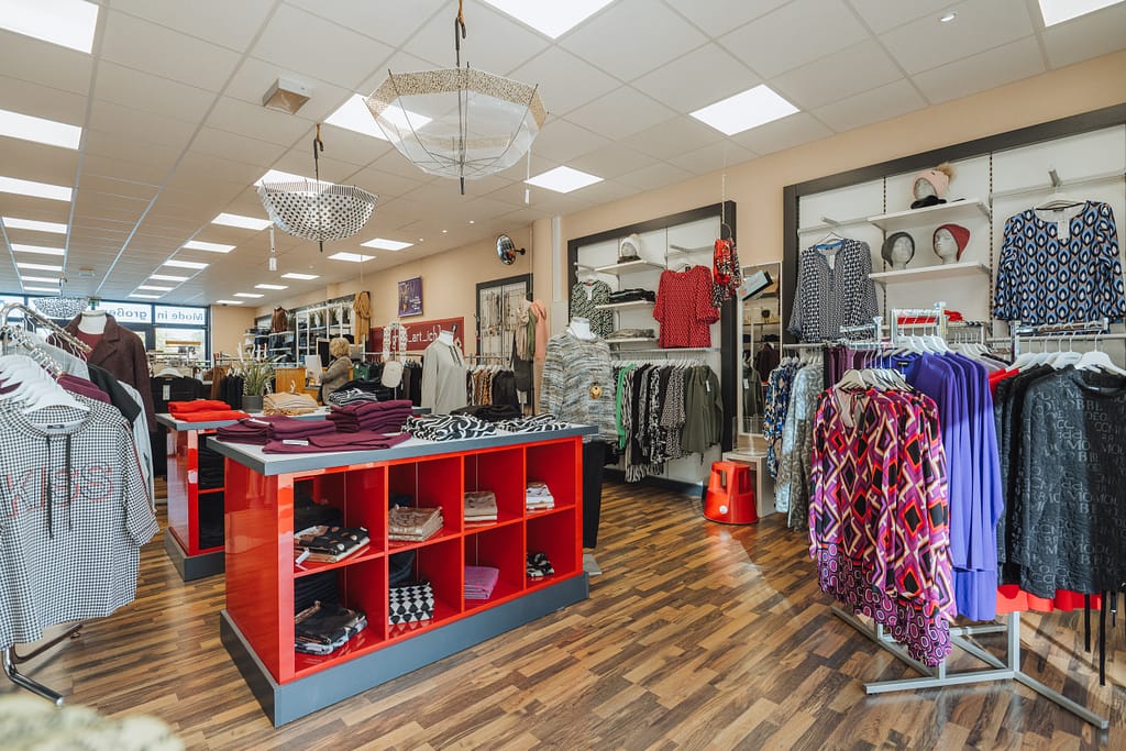 Der Innenbereich des Fachgeschäfts für Grosse Grössen im Modehaus "gross-art-ich" wird gezeigt.