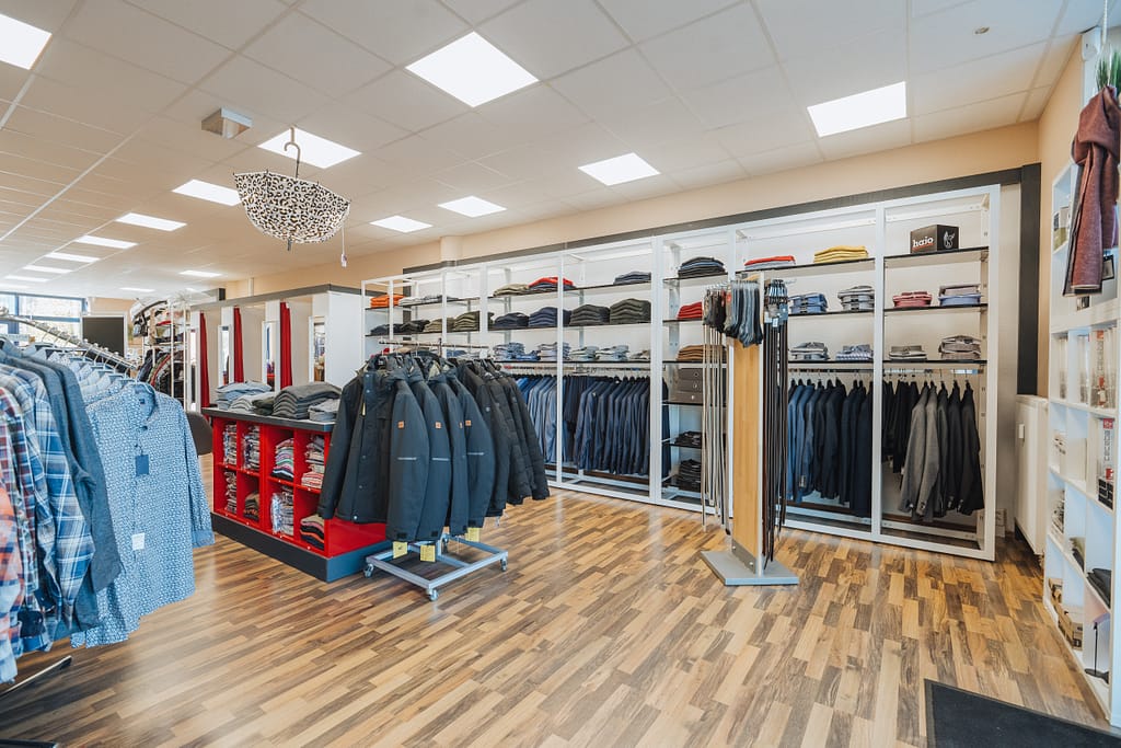 Blick vom Eingangsbereich in die Herrenabteilung des Fachgeschäfts für Grosse Grössen im Modehaus "gross-art-ich"