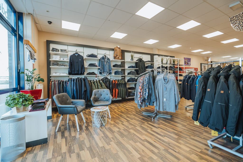 Blick vom Eingangsbereich in die Herrenabteilung des Fachgeschäfts für Grosse Grössen im Modehaus "gross-art-ich"