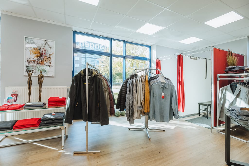 Innenraum mit Umkleidekabinen im Fachgeschäft für Lange Längen im Modehaus "gross-art-ich" in der Herrenabteilung