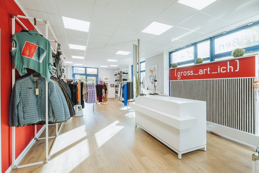 Blick auf den Verkaufstresen im Fachgeschäft für Lange Längen des Modehauses "gross-art-ich"