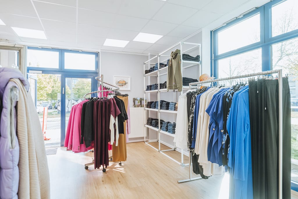 Blick in den Eingangsbereich in der Damenabteilung des Fachgeschäfts für Lange Längen im Modehaus "gross-art-ich"
