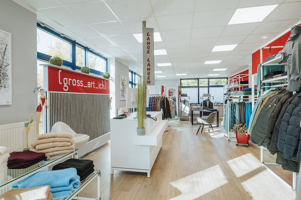 Blick in die Herrenabteilung im Fachgeschäft für Lange Längen des Modehauses "gross-art-ich"