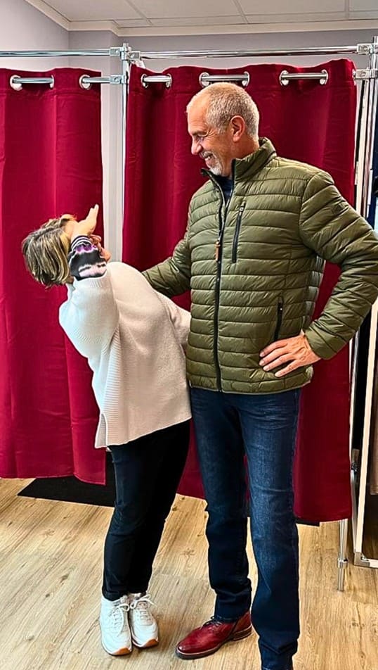 Anke Bahr schaut ihr männliches Model für Lange Längen im Fachgeschäft des Modehauses "gross-art-ich" an.